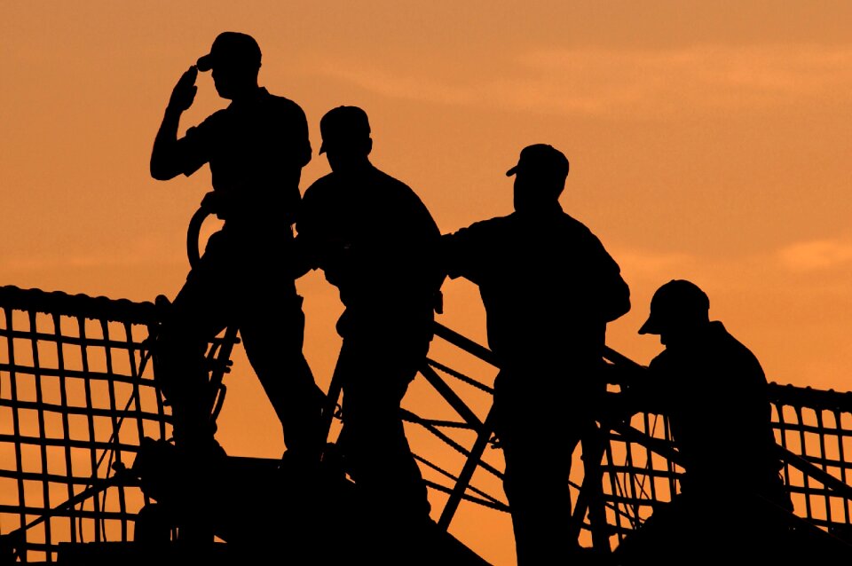 Salute silhouettes vessel