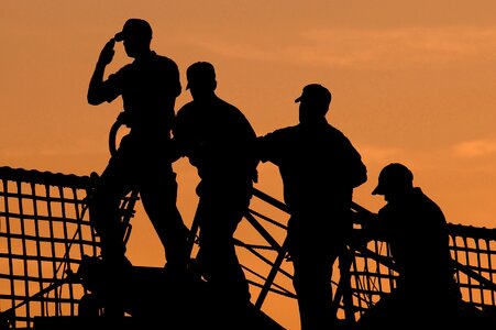 Salute silhouettes vessel