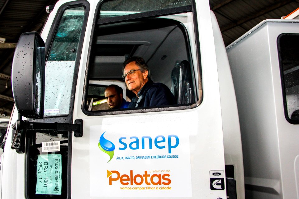08.11.2017 - Prefeita Paula Mascarenhas e vice Idemar Barz na entrega de equipamentos de trabalho e dois caminhões do SANEP
