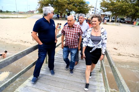 29.12.2017 - Prefeita Paula Mascarenhas durante visita e entrega da reforma do trapiche da praia do Laranjal