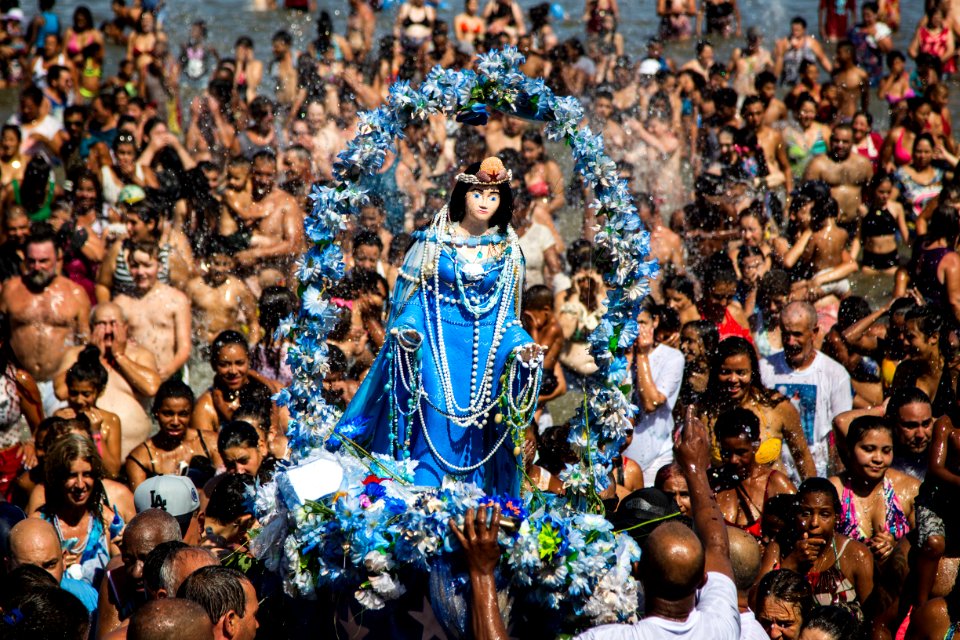 02.02.2018 - Encontro de Iemanjá e Nossa Senhora dos Navegantes nas águas da Lagoa dos Patos emociona os fiéis que comparecem em grande número no Balneário dos Prazeres - Foto: Gustavo Vara