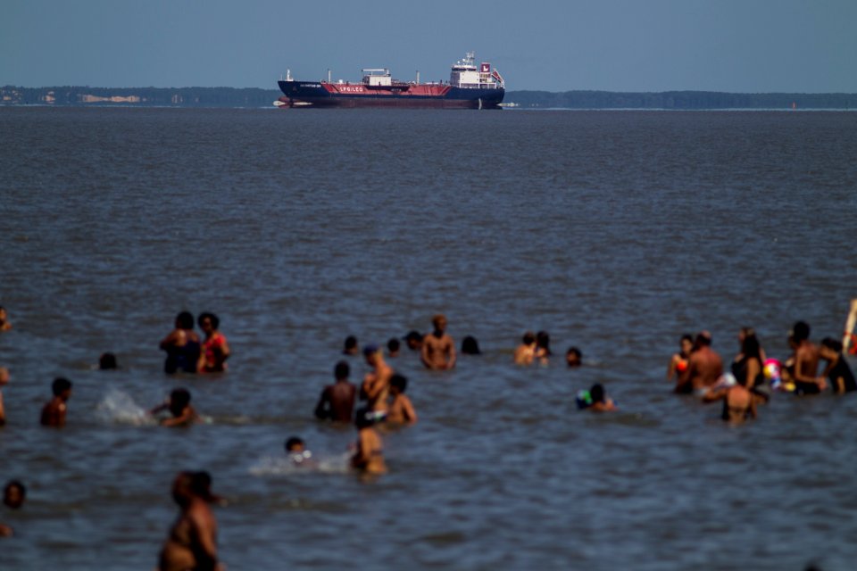 02.02.2018 - Encontro de Iemanjá e Nossa Senhora dos Navegantes nas águas da Lagoa dos Patos emociona os fiéis que comparecem em grande número no Balneário dos Prazeres - Foto: Gustavo Vara