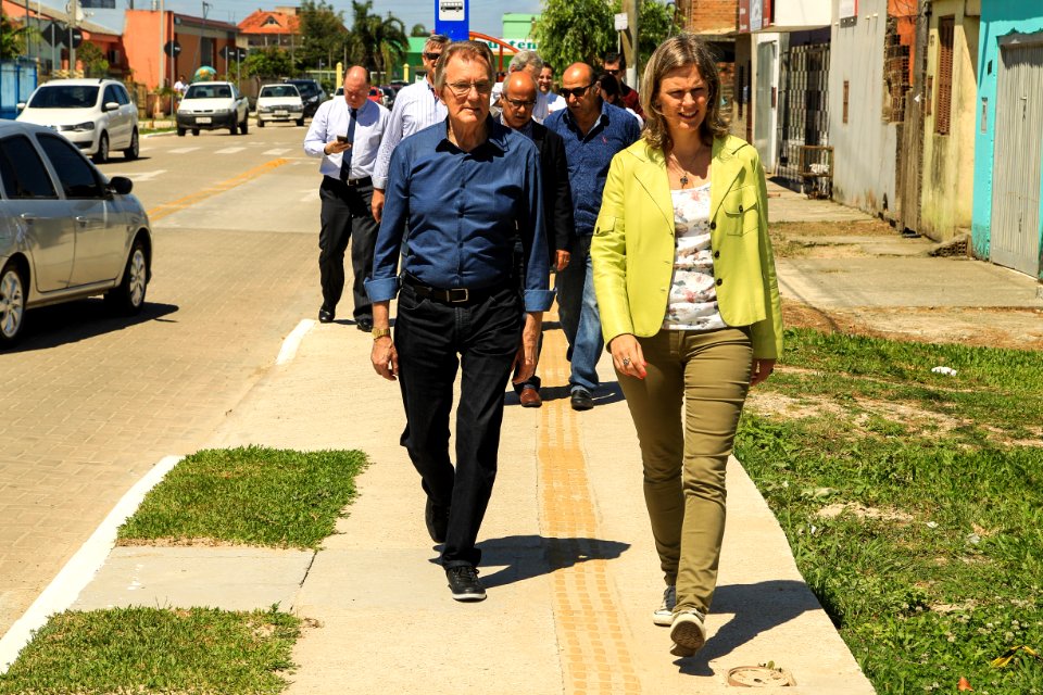 07.12.2017 - Prefeita Paula Mascarenhas e o vice Idemar Barz durante entrega das Ruas 04 e 29 do Bairro Dunas