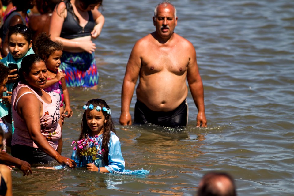 02.02.2018 - Encontro de Iemanjá e Nossa Senhora dos Navegantes nas águas da Lagoa dos Patos emociona os fiéis que comparecem em grande número no Balneário dos Prazeres - Foto: Gustavo Vara