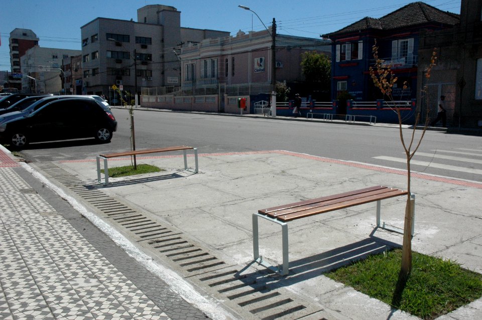 28.11.2017 - Novos bancos na rua General Osório - mobiliário urbano e paisagismo