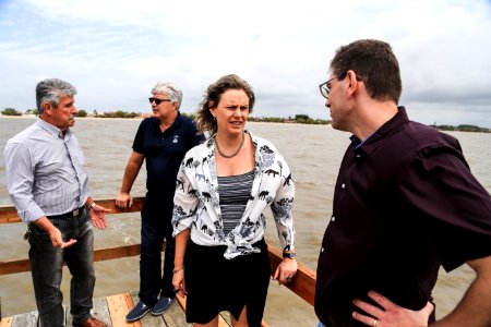 29.12.2017 - Prefeita Paula Mascarenhas durante visita e entrega da reforma do trapiche da praia do Laranjal