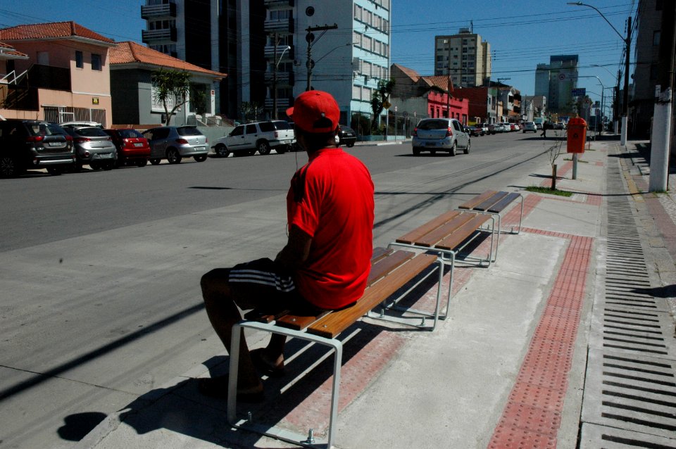 28.11.2017 - Novos bancos na rua General Osório - mobiliário urbano e paisagismo