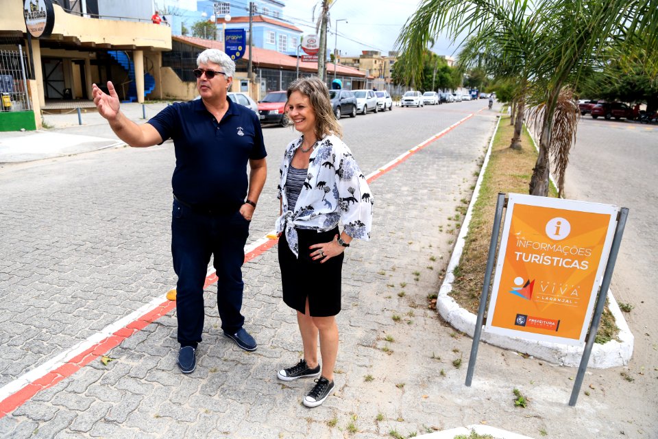 29.12.2017 - Prefeita Paula Mascarenhas durante visita e entrega da reforma do trapiche da praia do Laranjal