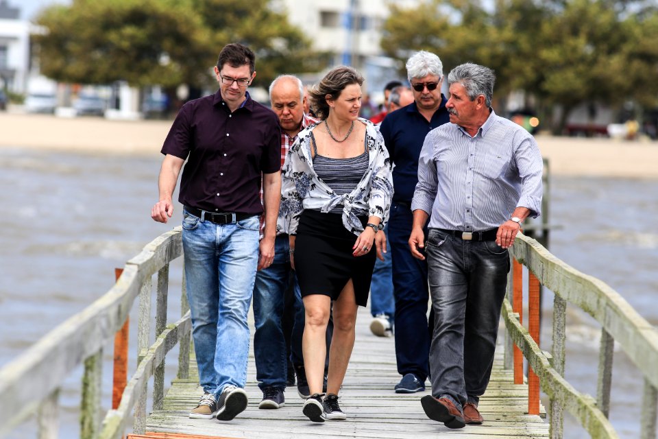 29.12.2017 - Prefeita Paula Mascarenhas durante visita e entrega da reforma do trapiche da praia do Laranjal