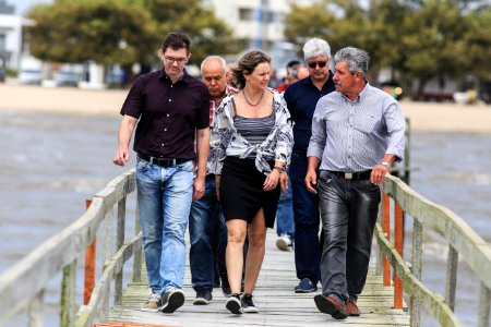 29.12.2017 - Prefeita Paula Mascarenhas durante visita e entrega da reforma do trapiche da praia do Laranjal