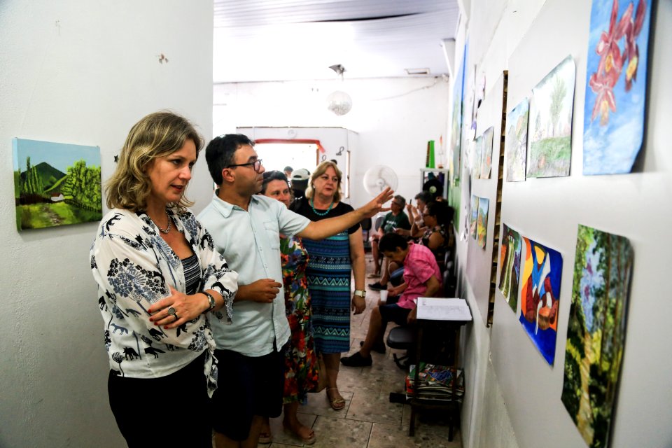 29.12.2017 - Prefeita Paula Mascarenhas durante visita à exposição comemorativa aos 25 anos do Caps Castelo