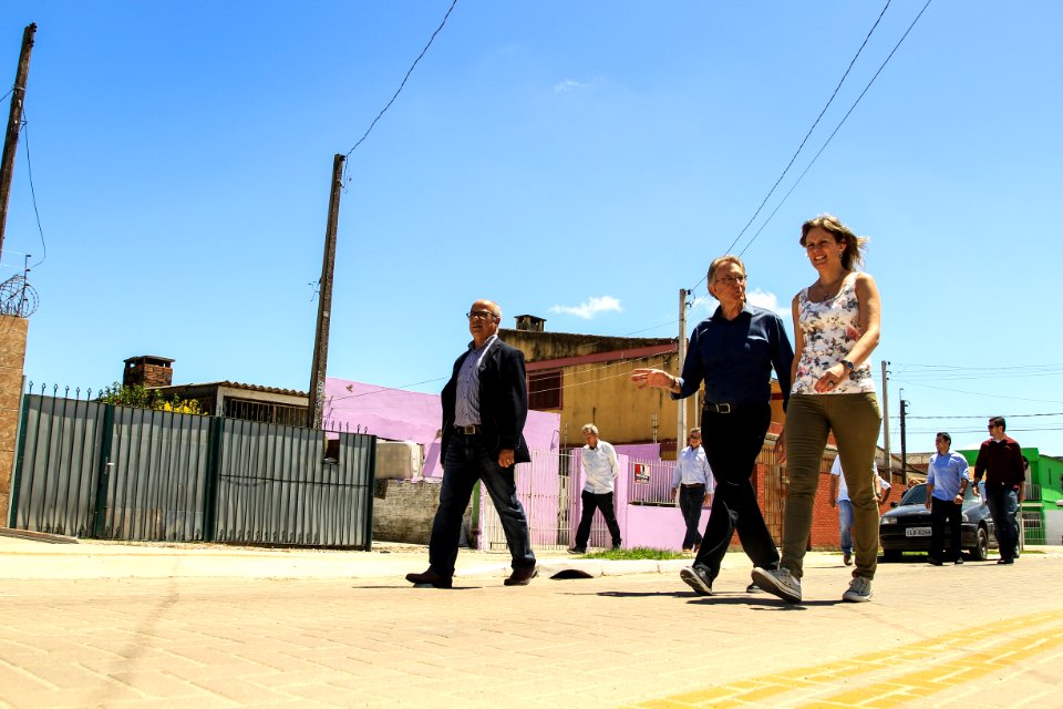07.12.2017 - Prefeita Paula Mascarenhas e o vice Idemar Barz durante entrega das Ruas 04 e 29 do Bairro Dunas