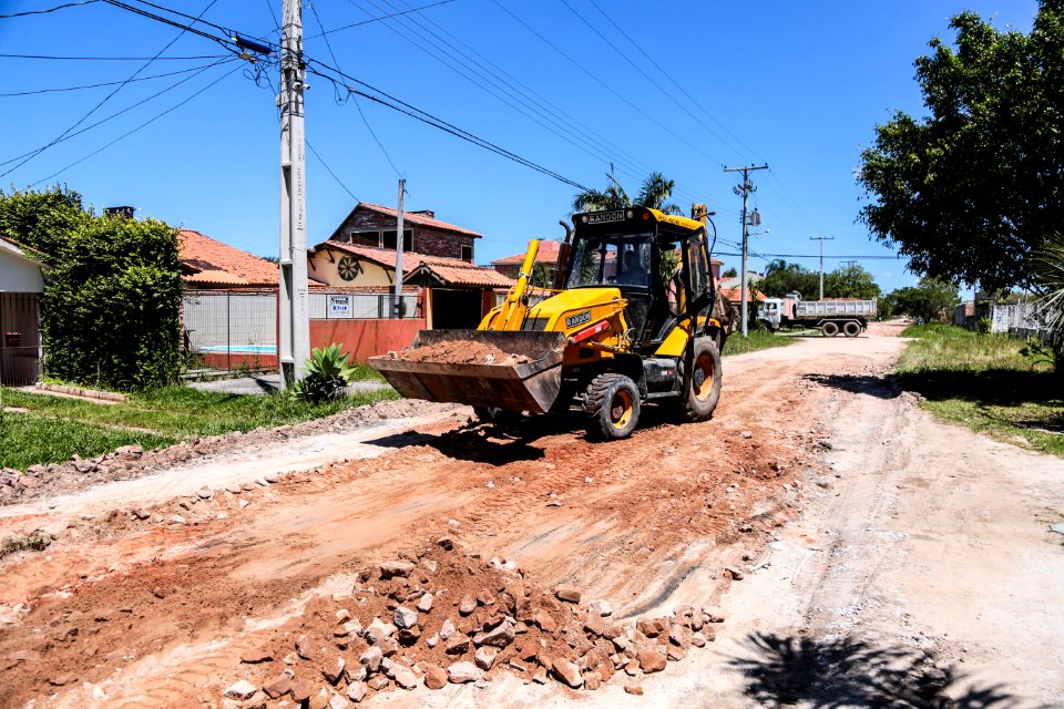 22.11.2017 - Colocação de saibro na rua Novo Hamburgo no bairro Laranjal