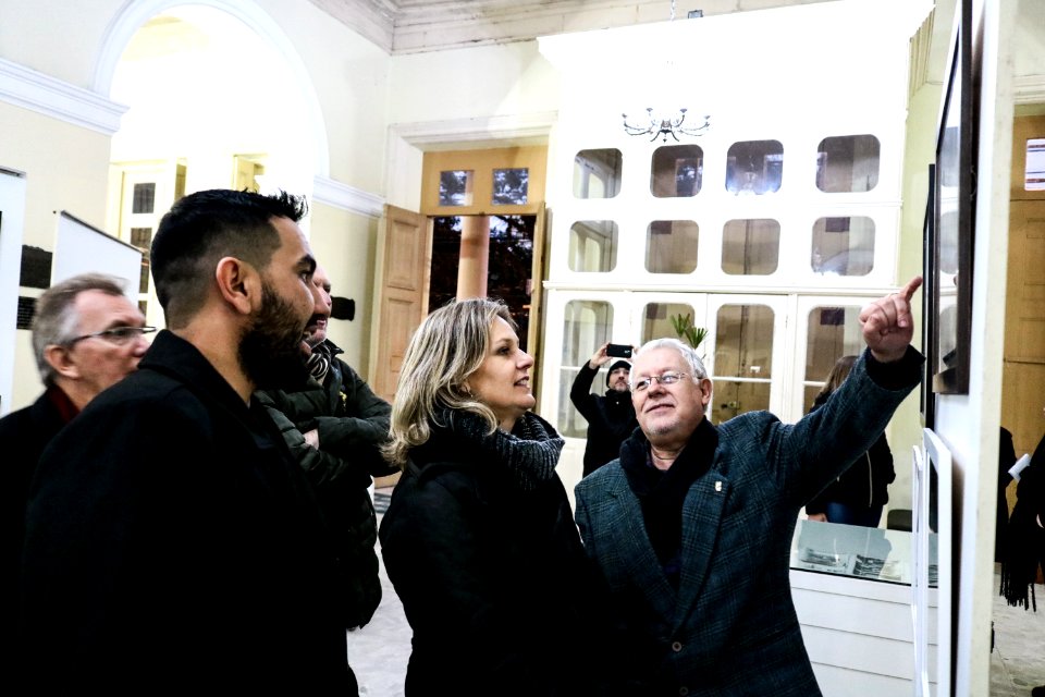 05.07.2019 - Prefeita Paula Mascarenhas e o vice Idemar Barz prestigiam a abertura da exposição fotográfica ‘Bernardo de Souza em dois tempos’ em homenagem ao ex-prefeito, com imagens do fotógrafo Gustavo Vara - Foto: Michel Corvello