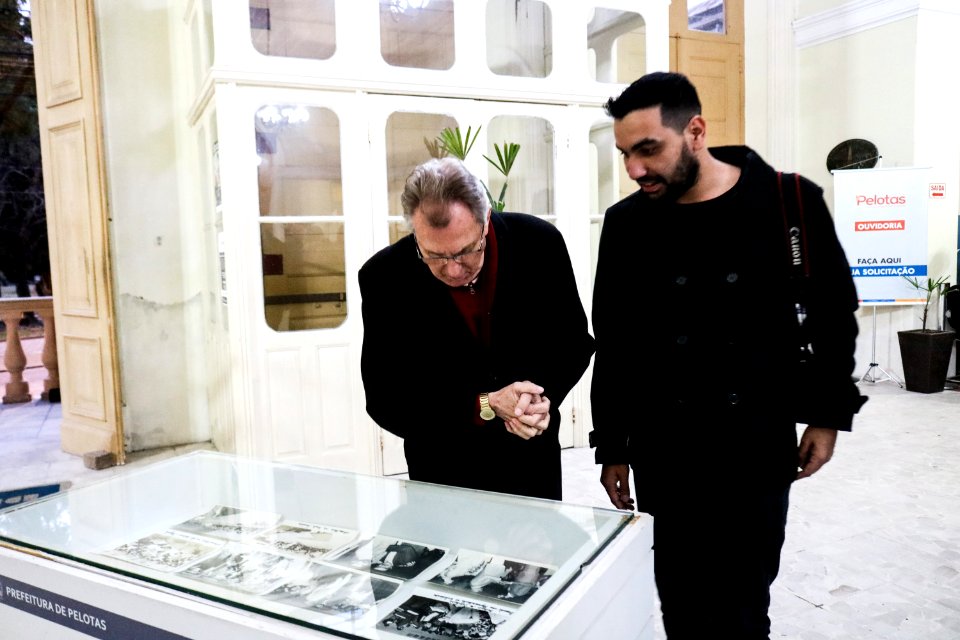 05.07.2019 - Prefeita Paula Mascarenhas e o vice Idemar Barz prestigiam a abertura da exposição fotográfica ‘Bernardo de Souza em dois tempos’ em homenagem ao ex-prefeito, com imagens do fotógrafo Gustavo Vara - Foto: Michel Corvello