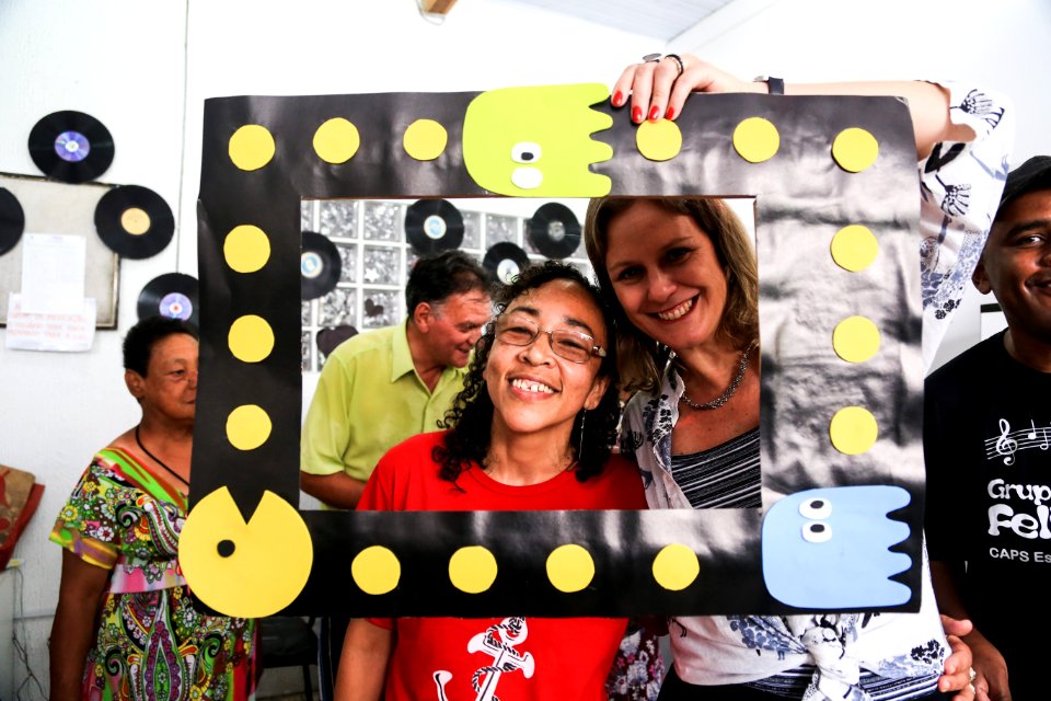 29.12.2017 - Prefeita Paula Mascarenhas durante visita à exposição comemorativa aos 25 anos do Caps Castelo