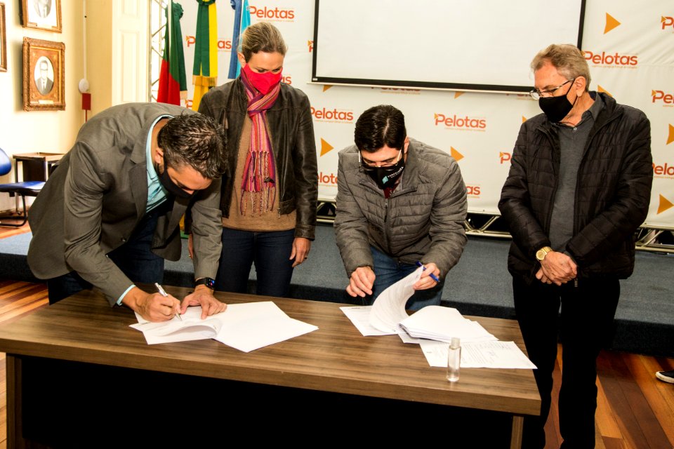 06.05.2021 - Prefeita Paula Mascarenhas realiza assinatura da ordem de serviço das obras de iluminação da orla do Laranjal, da Leopoldo Brod e da Guabiroba - Foto: Gustavo Vara