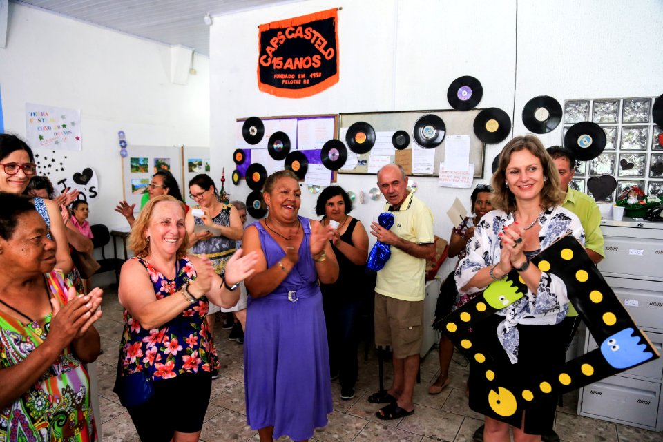 29.12.2017 - Prefeita Paula Mascarenhas durante visita à exposição comemorativa aos 25 anos do Caps Castelo