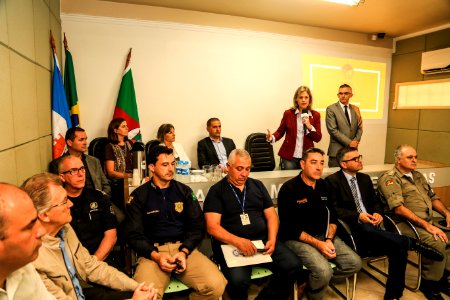 30.11.2017 - Prefeita Paula Mascarenhas na entrega e apresentação do código de convivência aos vereadores