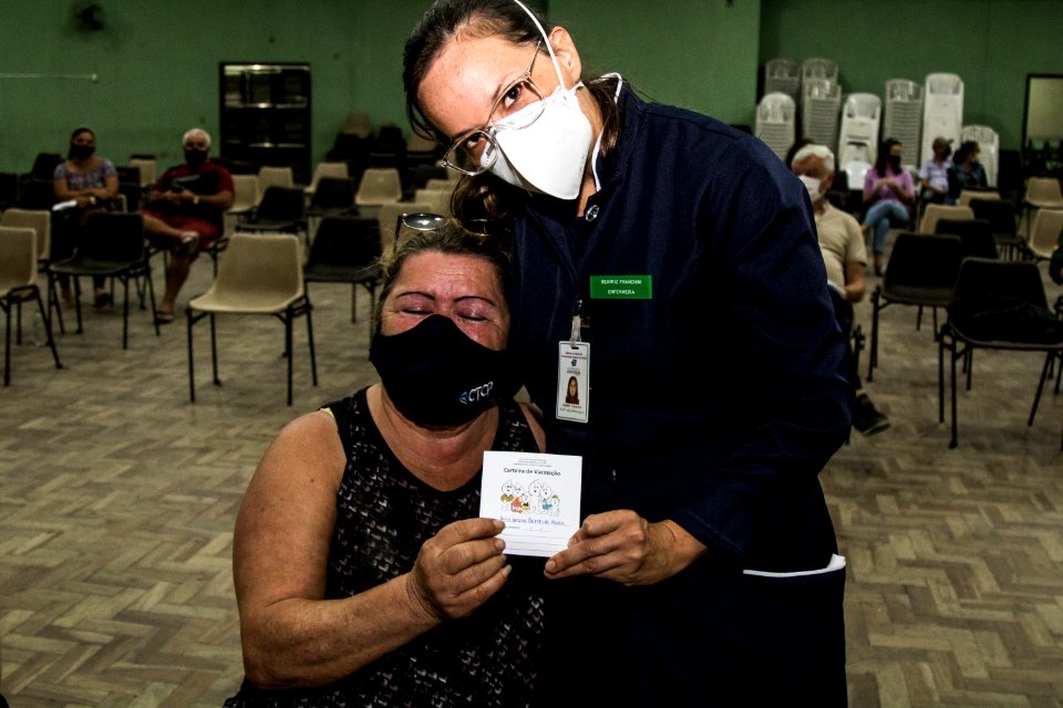 22.04.2021 - Drive para 2ª dose dos idosos de 75 anos e escolas para idosos de 60 anos - Foto Michel Corvello