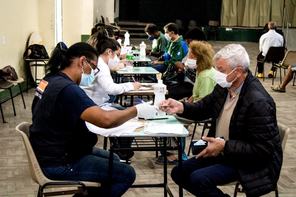 22.04.2021 - Drive para 2ª dose dos idosos de 75 anos e escolas para idosos de 60 anos - Foto Michel Corvello