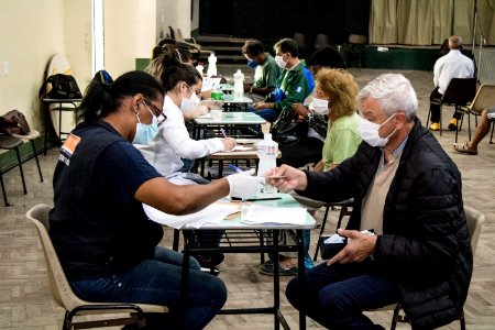 22.04.2021 - Drive para 2ª dose dos idosos de 75 anos e escolas para idosos de 60 anos - Foto Michel Corvello