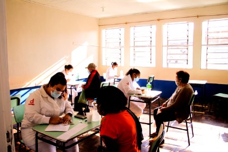 30.04.2021 2ª dose para idosos de 72 e 73 anos nas escolas Foto Rodrigo Chagas