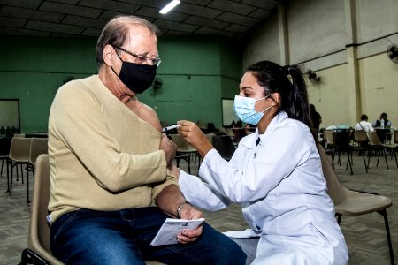 03.05.2021 -  2ª dose para idosos de 71 anos nas escolas - Foto Michel Corvello