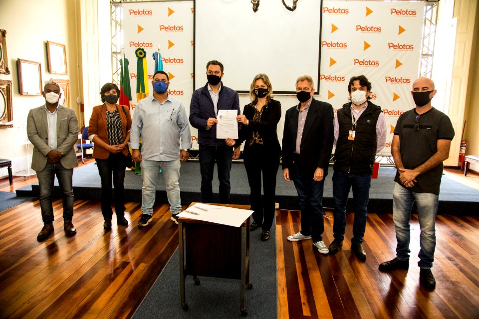 26.04.2021 - Prefeita Paula Mascarenhas realiza assinatura da ordem de serviços das ruas Arthur Hameister e Manoel Lucas Lima, com emendas do deputado federal Daniel Trzeciak - Foto: Gustavo Vara