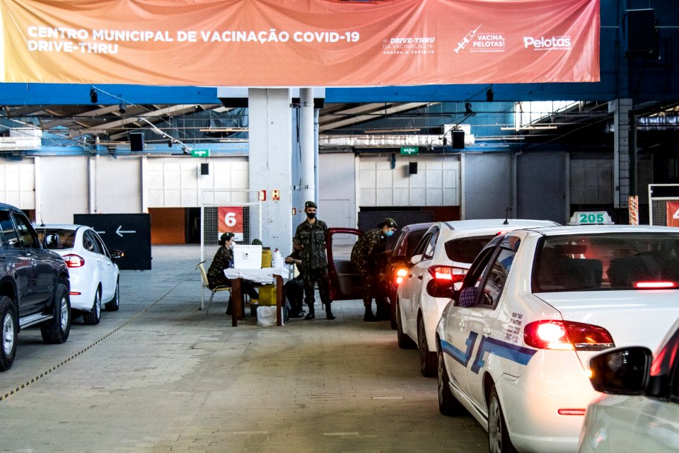29.04.2021 - 2ª dose para idosos de 71 anos no drive-thru e 1° dose para profissionais de saúde no IFSul - Foto Michel Corvello