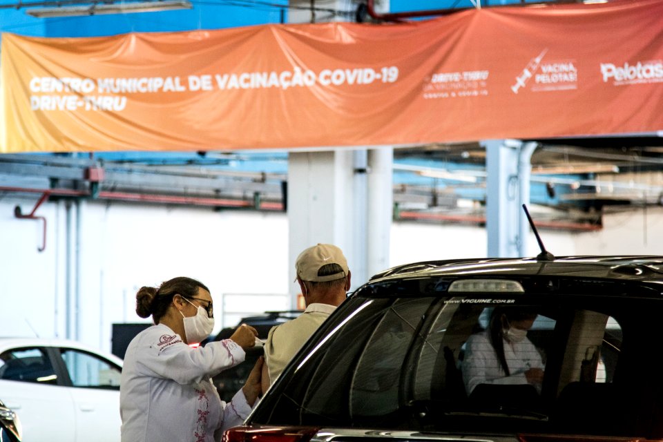 29.04.2021 - 2ª dose para idosos de 71 anos no drive-thru e 1° dose para profissionais de saúde no IFSul - Foto Michel Corvello