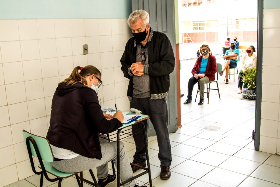 23.04.2021 - 2ª dose da vacinação para idosos de 74 anos no drive-trhu e 74, 75 e 76 nas escolas - Foto Michel Corvello