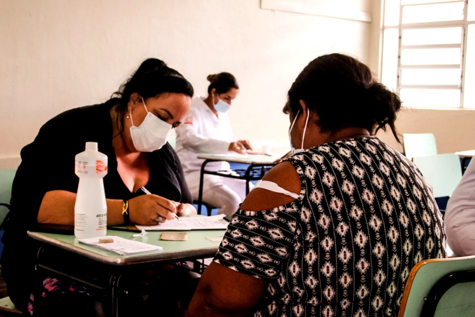 14.04.2021 Vacinação de idosos com 62 anos nas escolas e 2ª dose para idosos de 79 anos no drive Foto Rodrigo Chagas