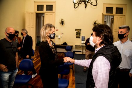 26.04.2021 - Prefeita Paula Mascarenhas realiza assinatura da ordem de serviços das ruas Arthur Hameister e Manoel Lucas Lima, com emendas do deputado federal Daniel Trzeciak - Foto: Gustavo Vara