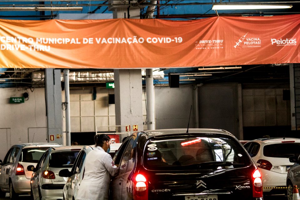 23.04.2021 - Segunda dose da vacinação 74 anos no drive e 74 75 e 76 nas escolas - Foto Michel Corvello