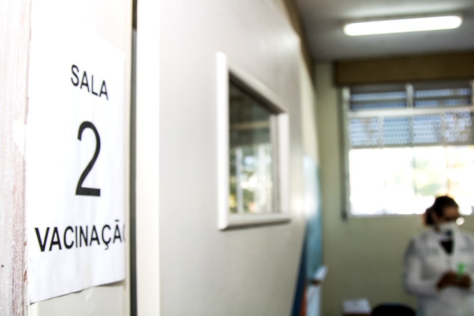 29.04.2021 - 2ª dose para idosos de 71 anos no drive-thru e 1° dose para profissionais de saúde no IFSul - Foto Michel Corvello