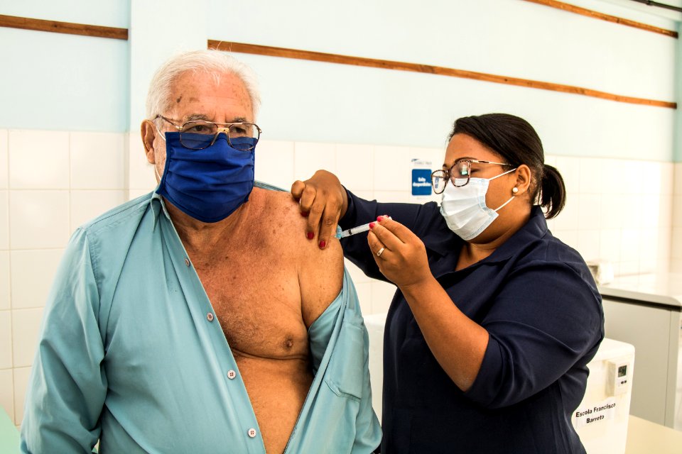 23.04.2021 - 2ª dose da vacinação para idosos de 74 anos no drive-trhu e 74, 75 e 76 nas escolas - Foto Michel Corvello