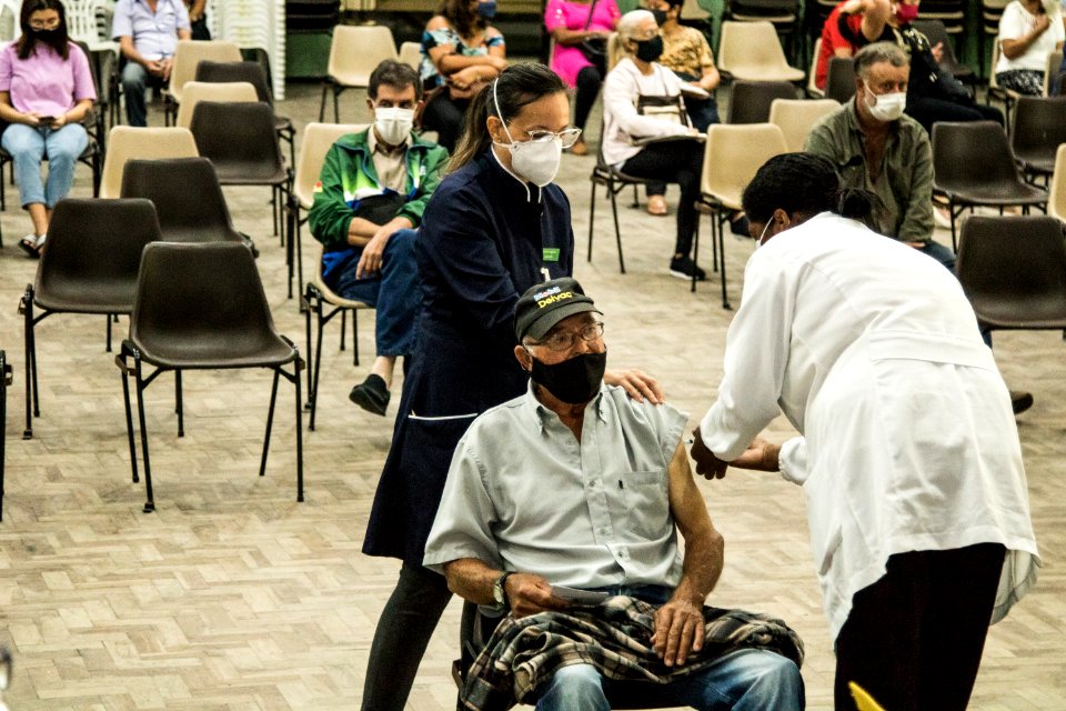 22.04.2021 - Drive para 2ª dose dos idosos de 75 anos e escolas para idosos de 60 anos - Foto Michel Corvello