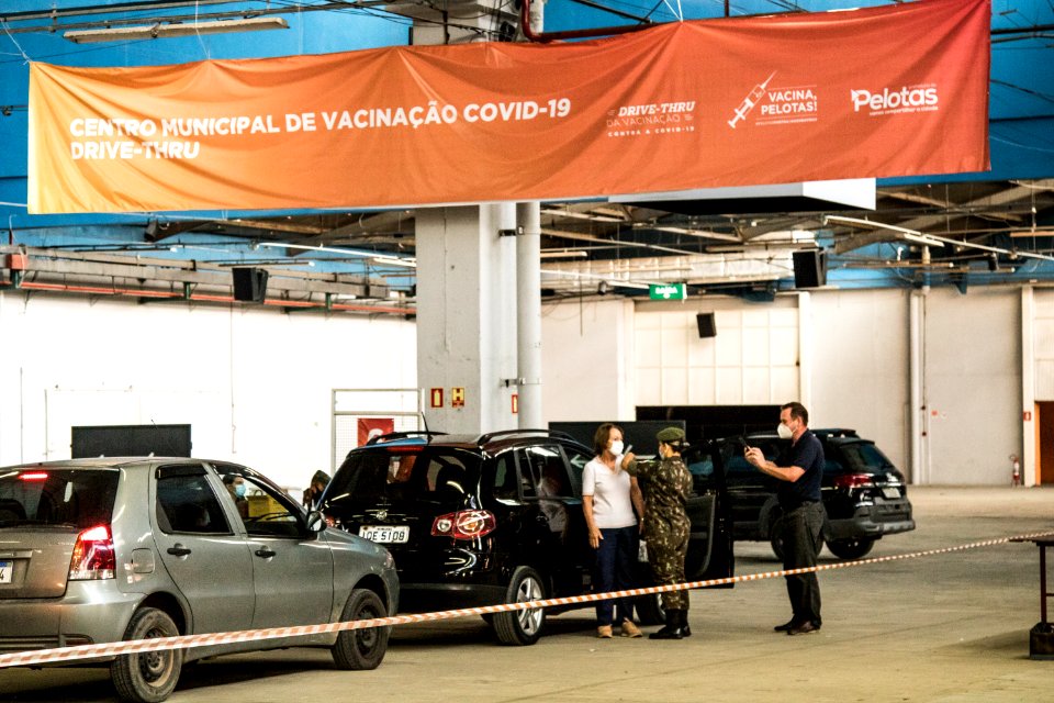 23.04.2021 - Segunda dose da vacinação 74 anos no drive e 74 75 e 76 nas escolas - Foto Michel Corvello