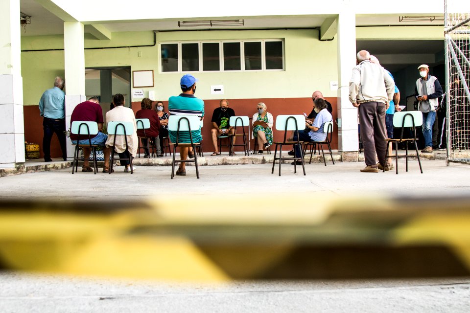 23.04.2021 - 2ª dose da vacinação para idosos de 74 anos no drive-trhu e 74, 75 e 76 nas escolas - Foto Michel Corvello