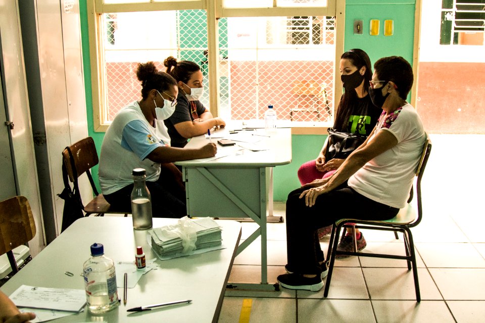 09.04.2021 - Vacinação de idosos com 65 anos nas escolas - Foto Michel Corvello