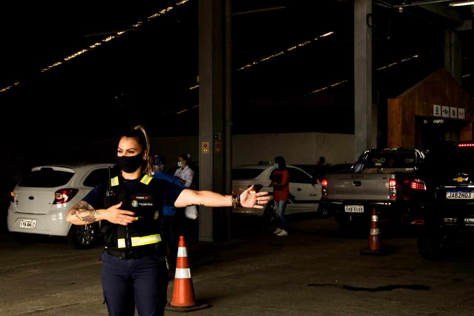 16.04.2021 - Drive-thru para 2ª dose de idosos com 77 anos - Foto Michel Corvello