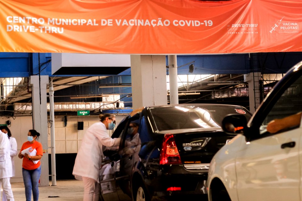 18.04.2021 Drive-thru para 1° dose idosos de 60 anos Foto Rodrigo Chagas