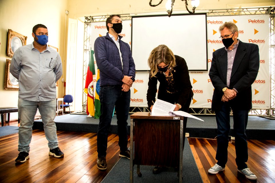 26.04.2021 - Prefeita Paula Mascarenhas realiza assinatura da ordem de serviços das ruas Arthur Hameister e Manoel Lucas Lima, com emendas do deputado federal Daniel Trzeciak - Foto: Gustavo Vara