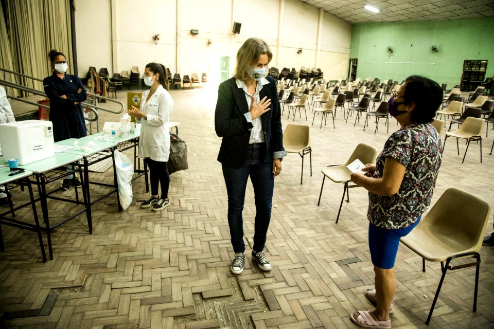 13.04.2021 - Prefeita Paula Mascarenhas acompanha a vacinação no Colégio Municipal Pelotense - Foto: Gustavo Vara