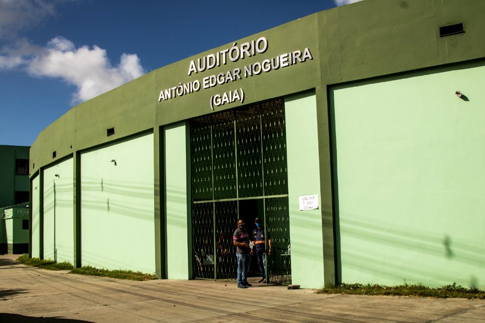 22.04.2021 - Drive para 2ª dose dos idosos de 75 anos e escolas para idosos de 60 anos - Foto Michel Corvello