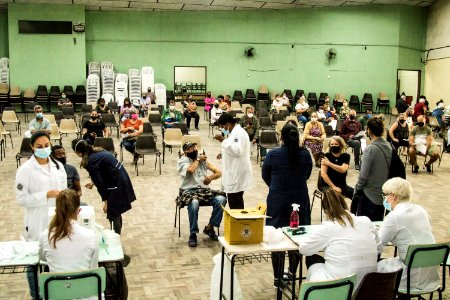 22.04.2021 - Drive para 2ª dose dos idosos de 75 anos e escolas para idosos de 60 anos - Foto Michel Corvello