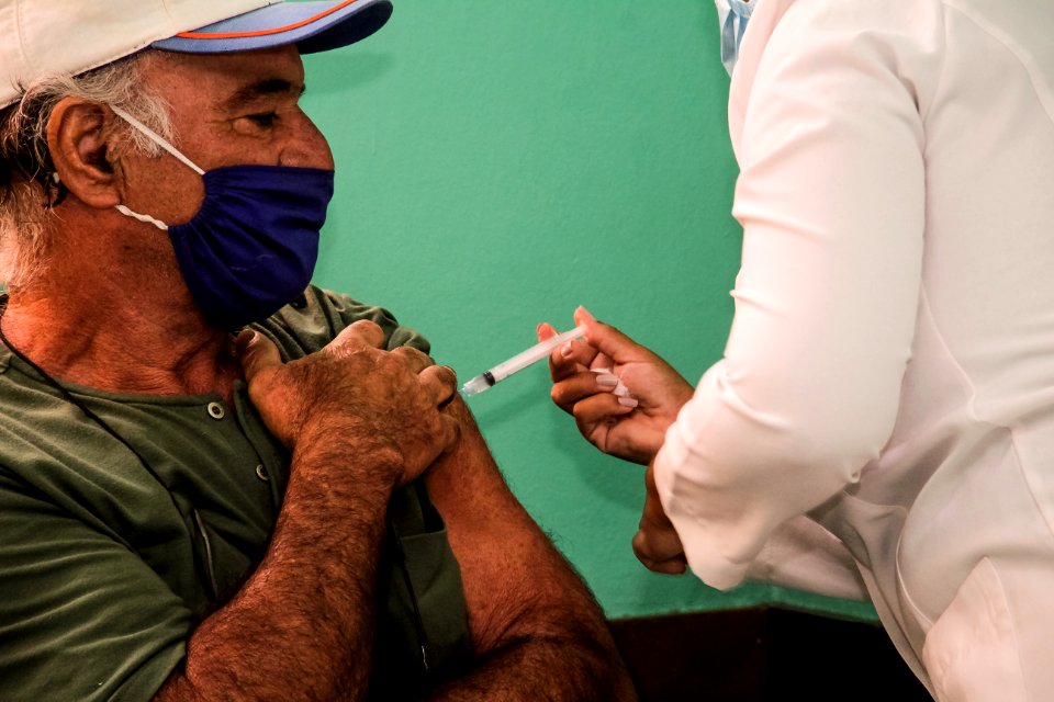 12.04.2021 Vacinação de idosos com 64 anos nas escolas Foto Rodrigo Chagas