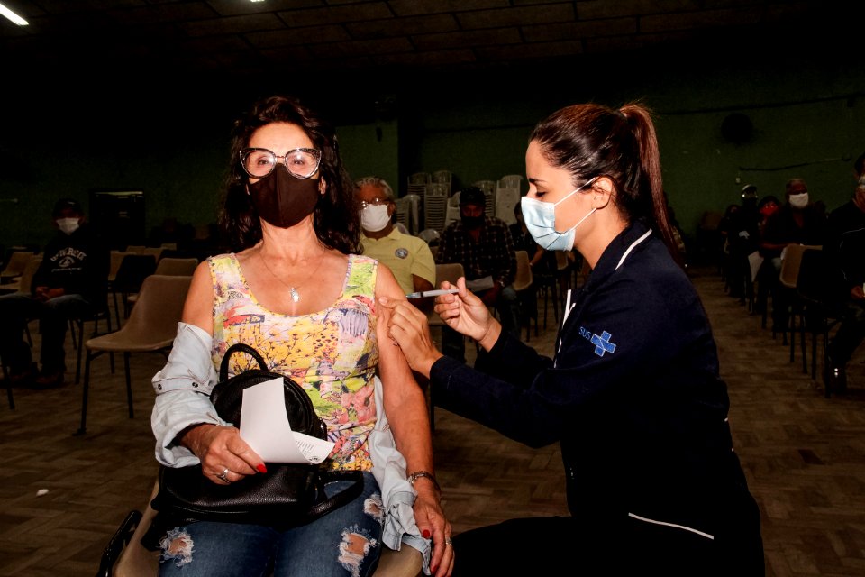 12.04.2021 Vacinação de idosos com 64 anos nas escolas Foto Rodrigo Chagas