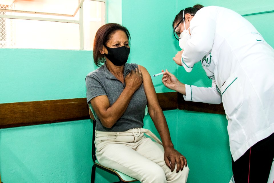 15.04.2021 - Vacinação dos idosos de 61 anos nas escolas - Foto Michel Corvello